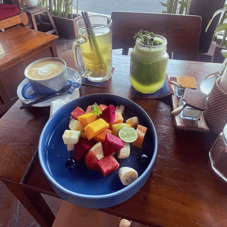 koffiemomentje in bali met vers fruit