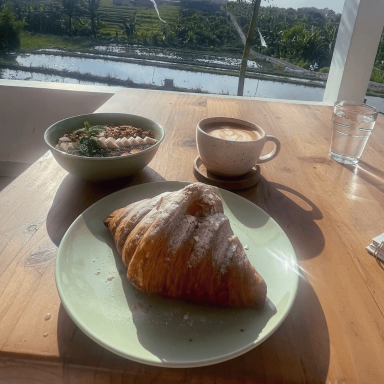 koffiemomentje in bali met een croissantje