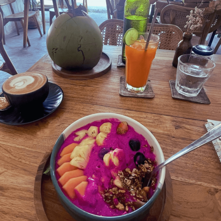 koffiemomentje in bali met een verse smoothiebowl